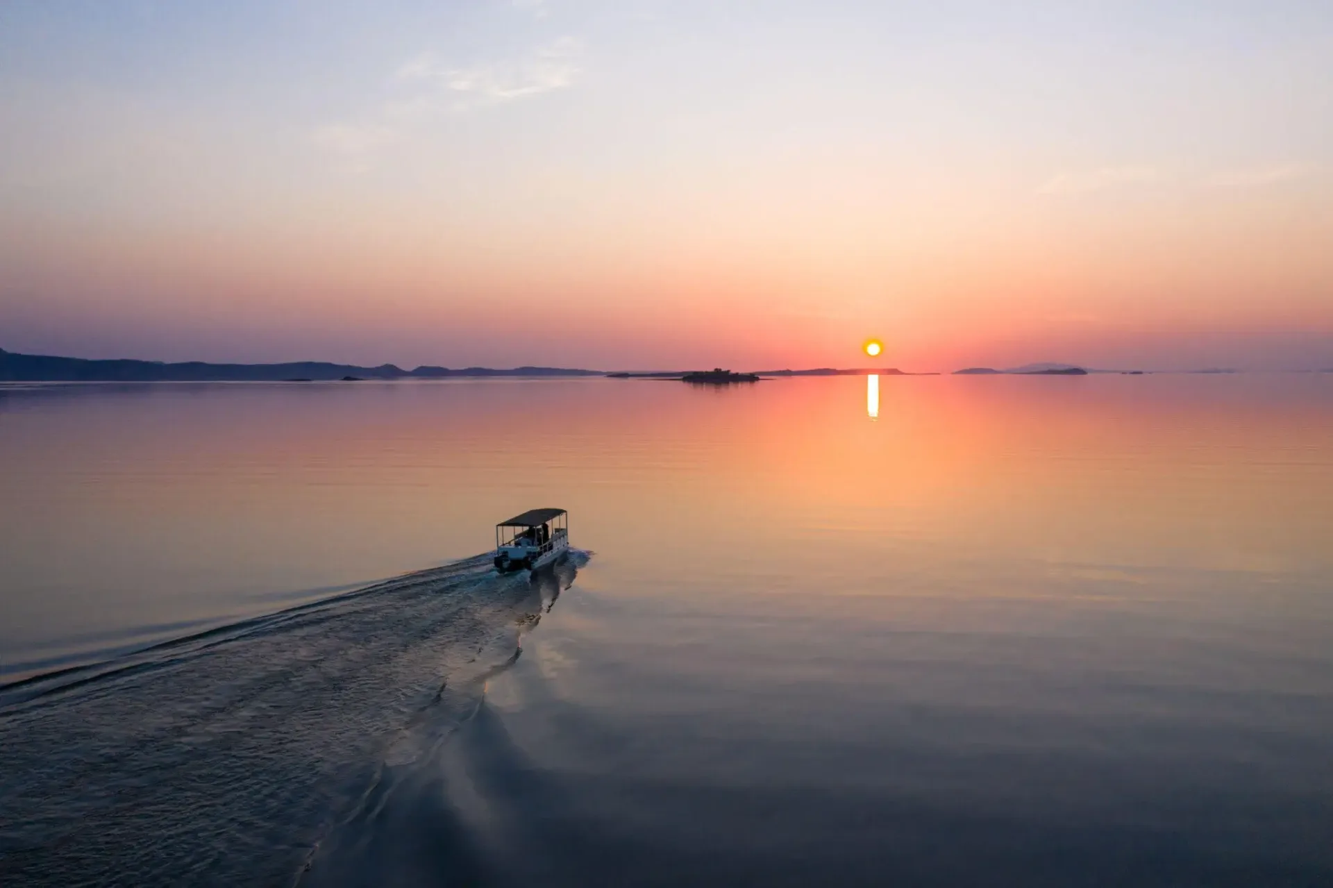 Lake Kariba Houseboat Cruise & Victoria Falls